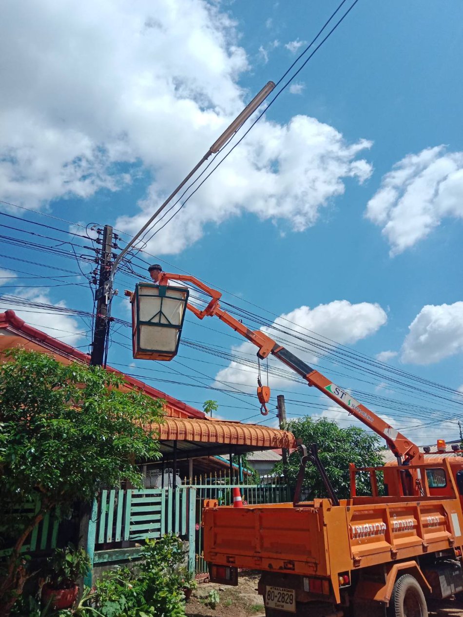กองช่าง ลงพื้นที่ดำเนินการซ่อมแซมไฟฟ้าส่องสว่าง หน้าบ้านแม่มล  บ้านซ่อมกอกหมู่ 3