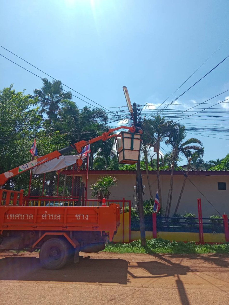 กองช่าง ลงพื้นที่ดำเนินการซ่อมแซมไฟฟ้าส่องสว่างตลอดสาย ณ บ้านซ่อมกอก หมู่ 11